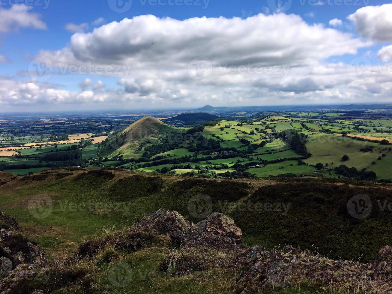 une vue sur les collines de caradoc dans le shropshire photo