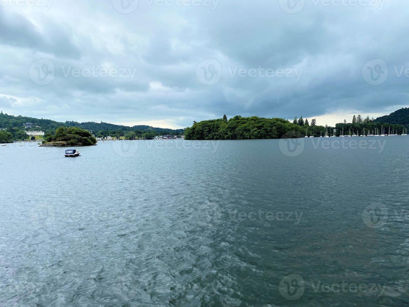 une vue sur le lac Windermere dans le Lake District photo