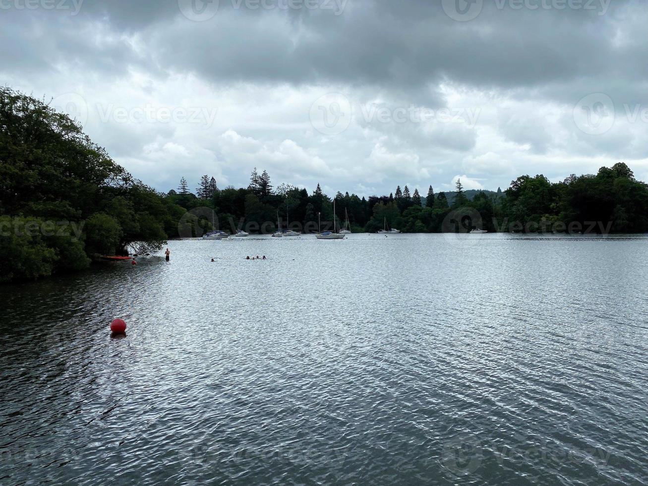 une vue sur le lac Windermere dans le Lake District photo