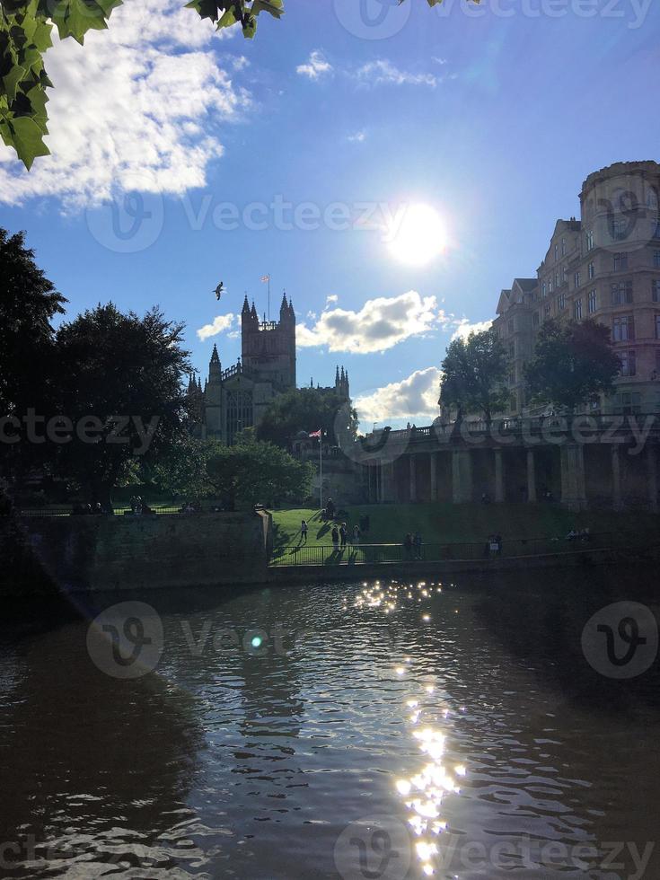 une vue sur la ville de Bath sous le soleil de l'après-midi photo