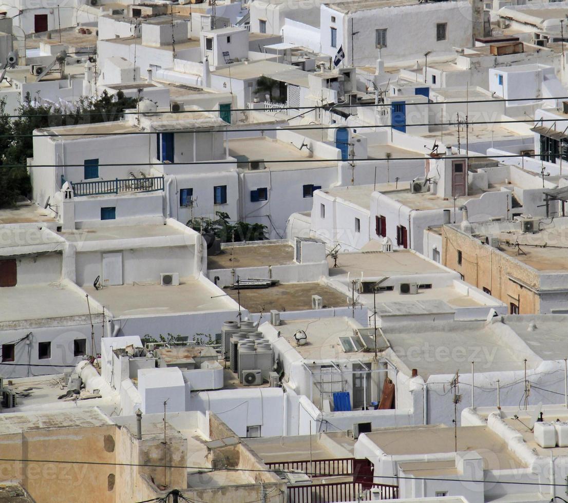 vue sur les maisons blanches de la ville de mykonos photo