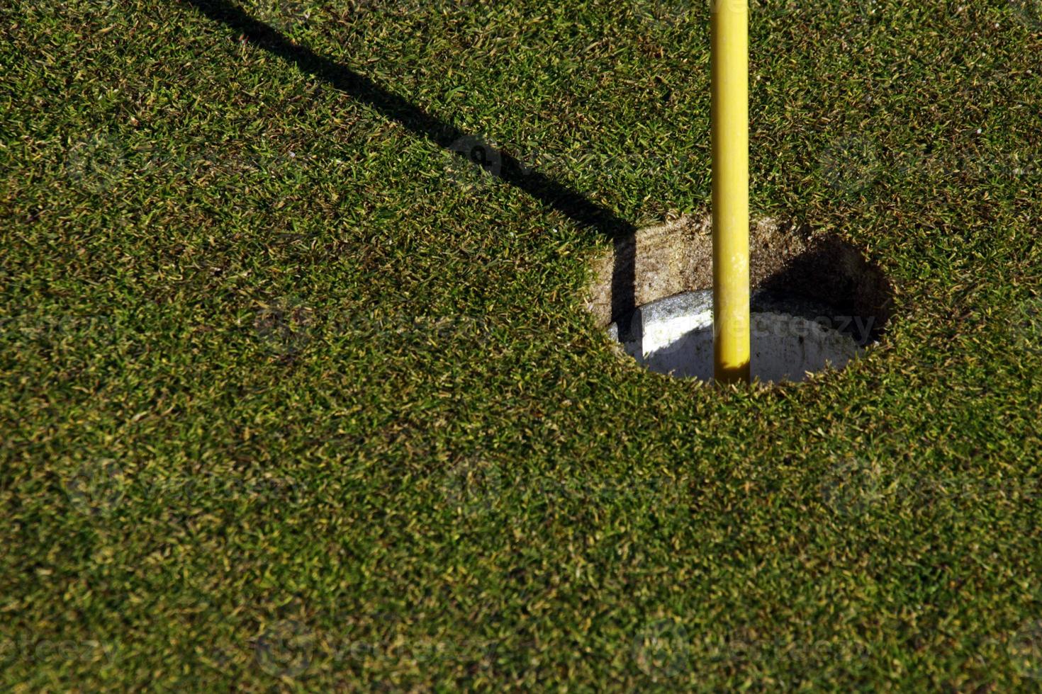 terrain de golf avec bâton de drapeau par une journée ensoleillée photo