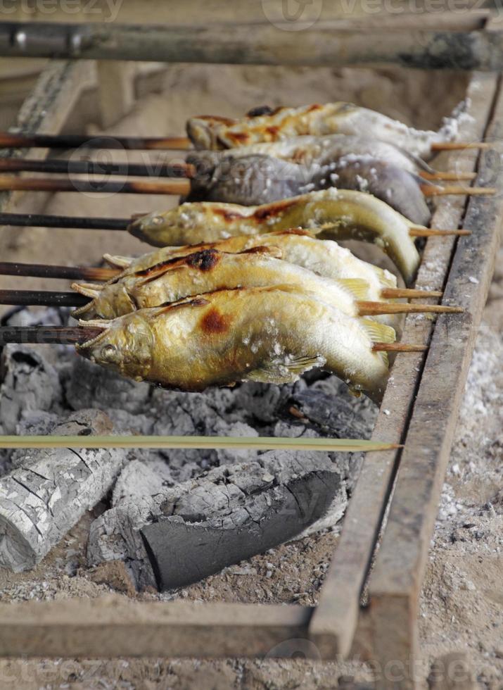 cuisine de rue japonaise - maquereau fraîchement grillé photo