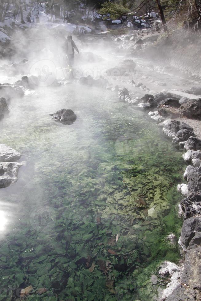 source chaude naturelle à kusatsu onsen, japon photo