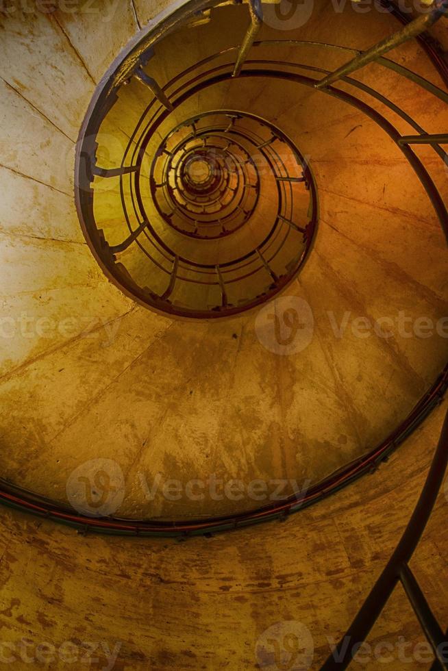 vue vers le haut d'un escalier en colimaçon photo