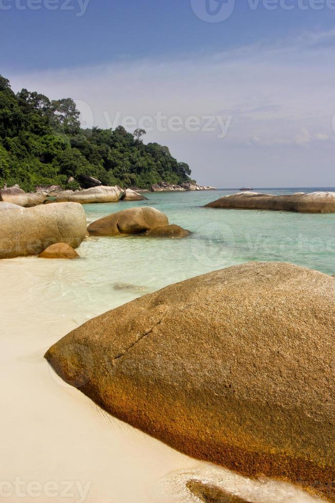 rochers sur la plage de sable blanc. photo