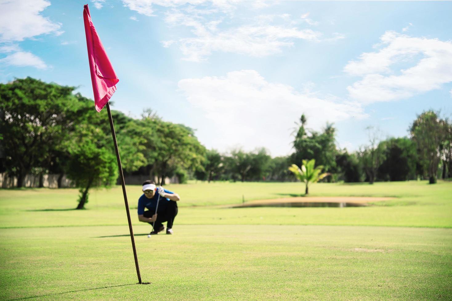 l'homme joue à l'activité sportive de golf en plein air - les gens dans le concept de sport de golf photo