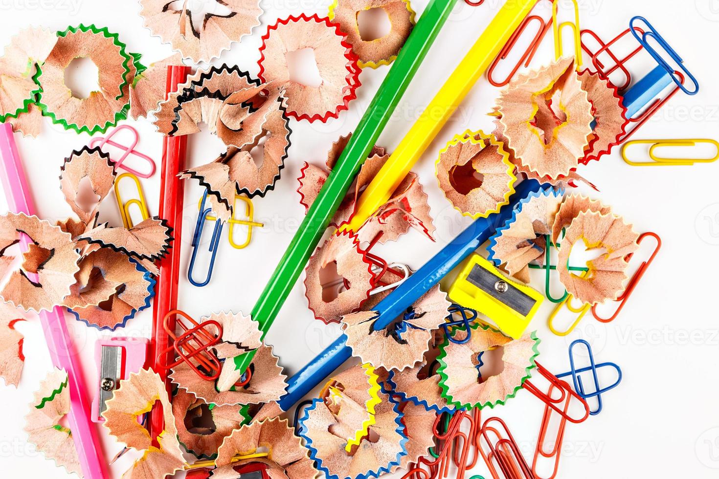 crayons à copeaux de couleur avec taille-crayon et clips vus de dessus. image horizontale. photo