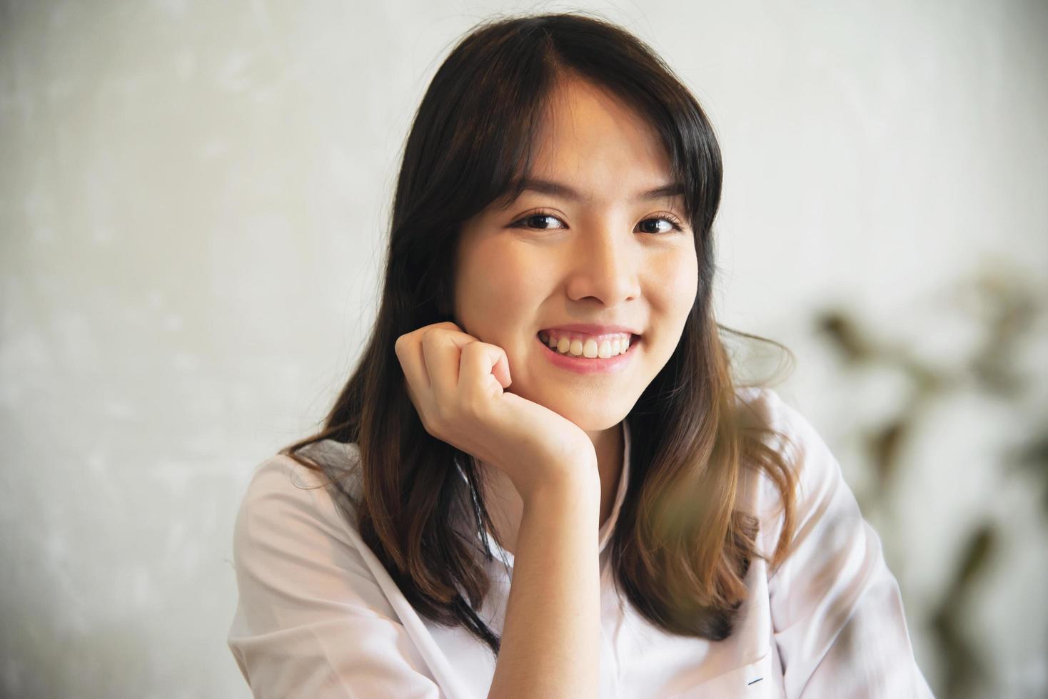 belle jeune femme asiatique portriat - concept de mode de vie de femme heureuse photo