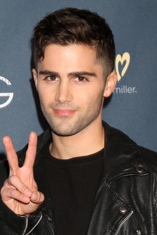 Los angeles, 29 mars - max ehrich au premeire très nerveux au tcl chinese 6 theatres le 29 mars 2016 à los angeles, ca photo