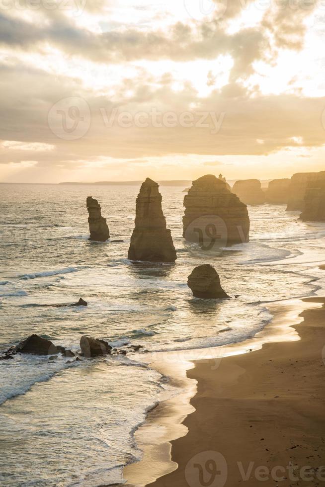 vue de douze apôtres une formation rocheuse emblématique pendant le coucher du soleil sur la grande route de l'océan de l'état de victoria en australie. photo