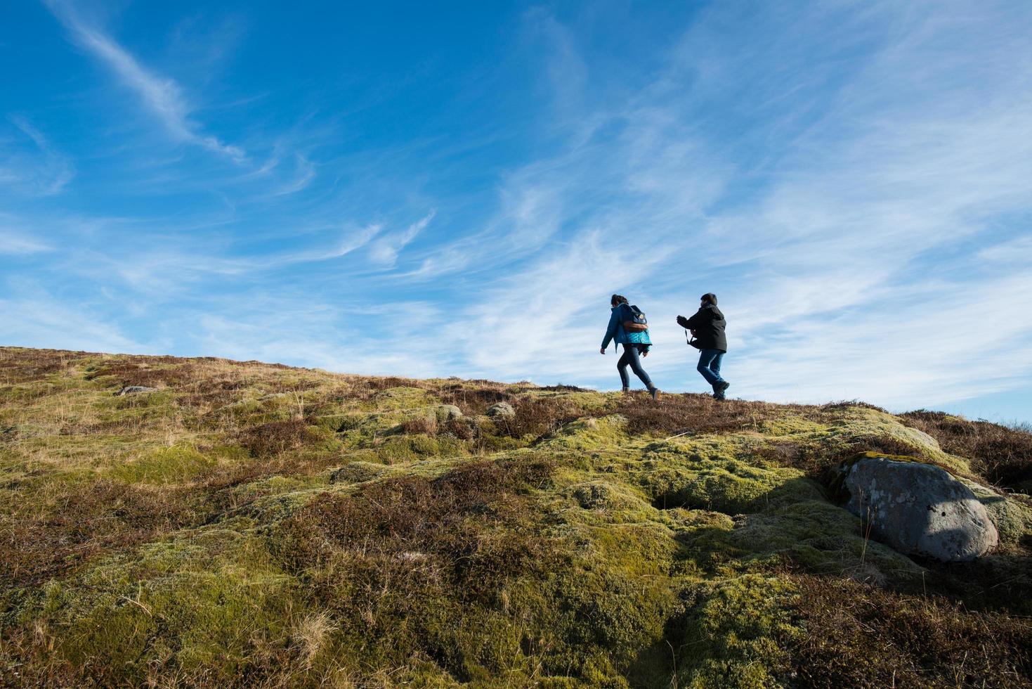 le voyage du couple Wanderlust dans la campagne islandaise. photo