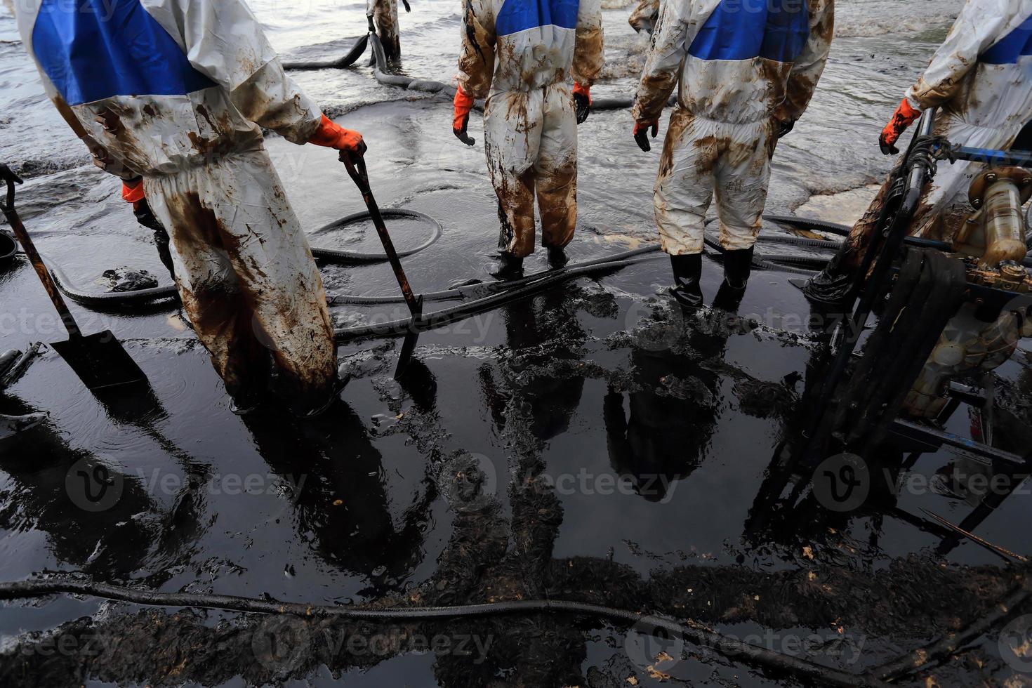 nettoyer une tache de pétrole brut photo