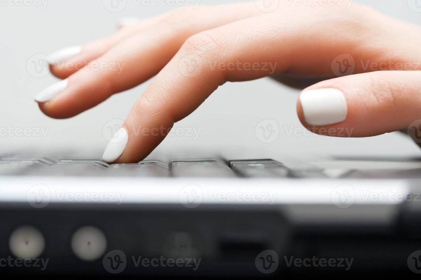 mains féminines tapant sur le clavier de l'ordinateur photo