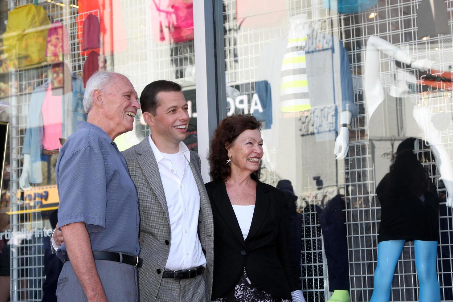 los angeles, 19 septembre - jon cryer et ses parents david cryer et gretchen cryer à la cérémonie des étoiles du jon cryer hollywood walk of fame au hollywood walk of fame le 19 septembre 2011 à los angeles, ca photo