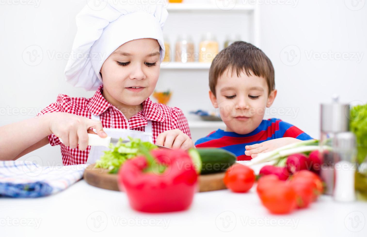 enfants, manger salade photo