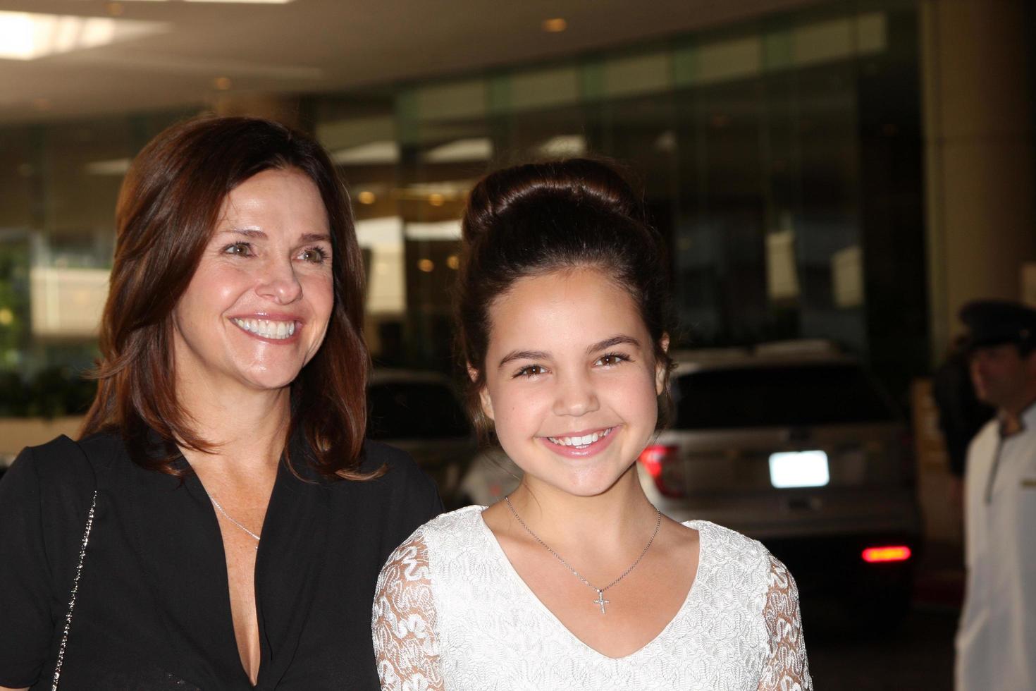 los angeles, 2 août - bailee madison et sa mère arrivent au hallmark channel tca press tour 2012 à beverly hilton hotel le 2 août 2012 à beverly hills, ca photo