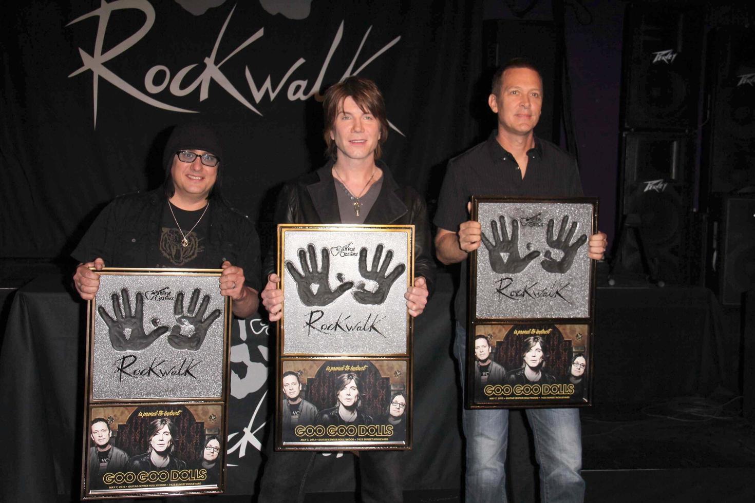 los angeles, 7 mai - robby takac, john rzeznik, mike malinin à l'induction rockwalk goo goo dolls au paley center for media le 7 mai 2013 à beverly hills, ca photo