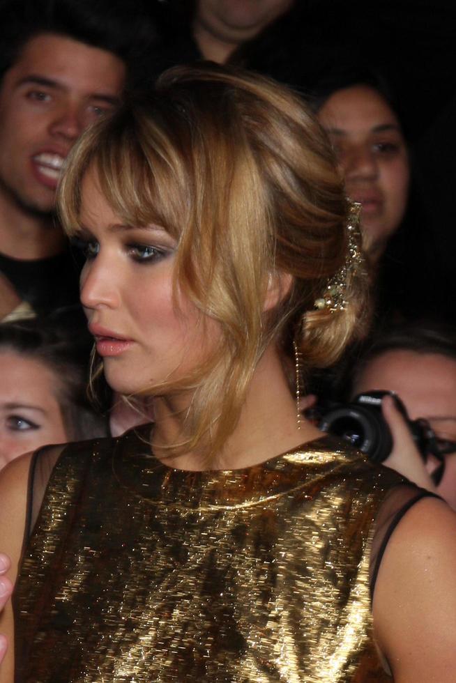 Los angeles, 12 mars - jennifer lawrence arrive à la première des jeux de la faim au nokia theatre à la live le 12 mars 2012 à los angeles, ca photo