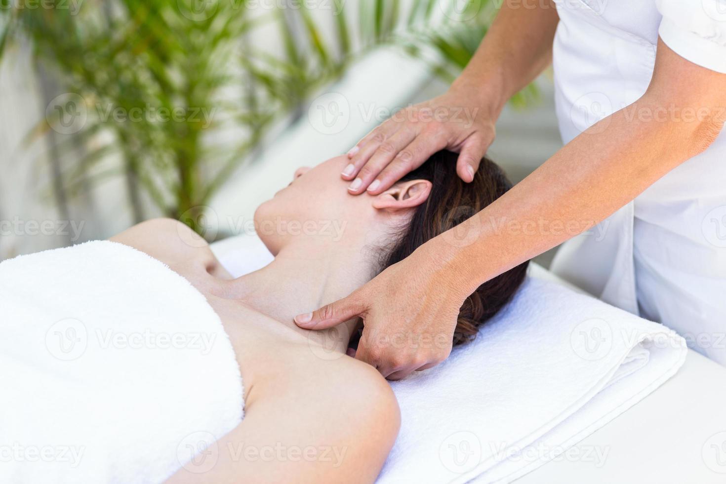 brune recevant un massage du cou photo