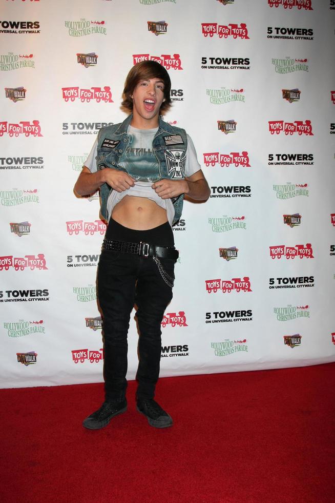 Los angeles, nov 22 - jimmy bennett au 2011 hollywood christmas parade concert at universal citywalk le 22 novembre 2011 à los angeles, ca photo