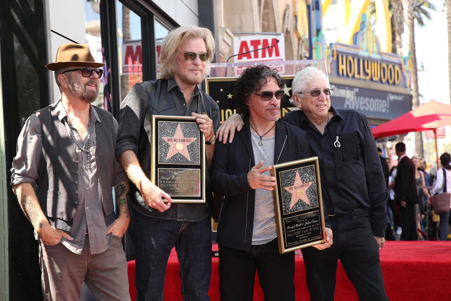 los angeles, 2 septembre - dave stewart, daryl hall, john oates, jerry greenberg au hall et oates hollywood walk of fame star cérémonie sur hollywood boulevard le 2 septembre 2016 à los angeles, ca photo