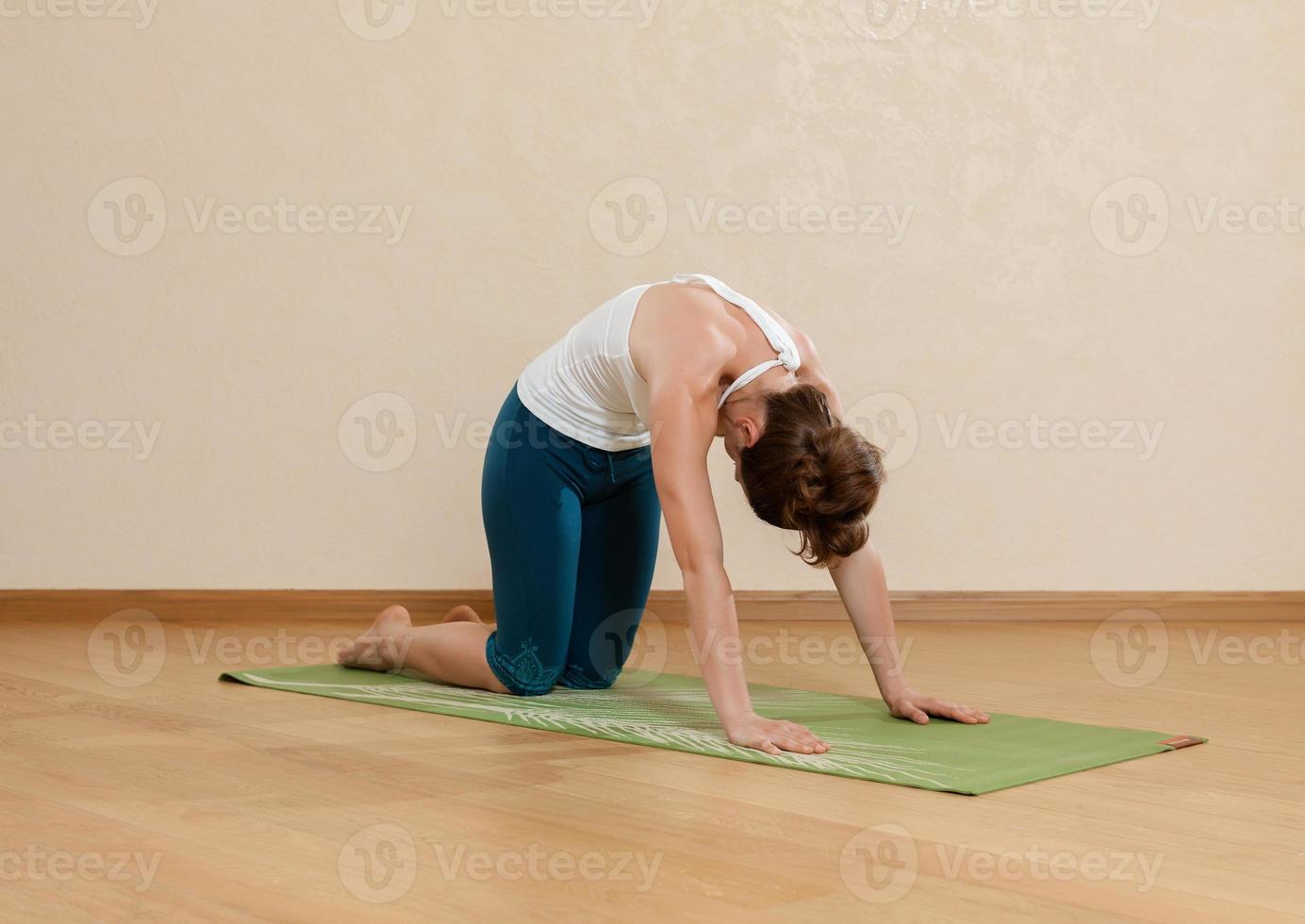 femme caucasienne pratique le yoga au studio (goasana) photo