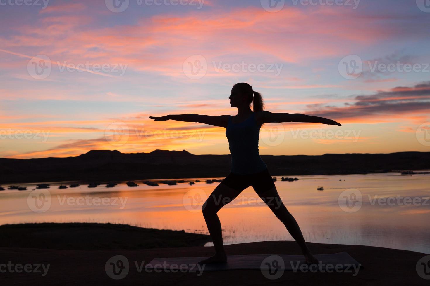 yoga du matin au bord du lac photo
