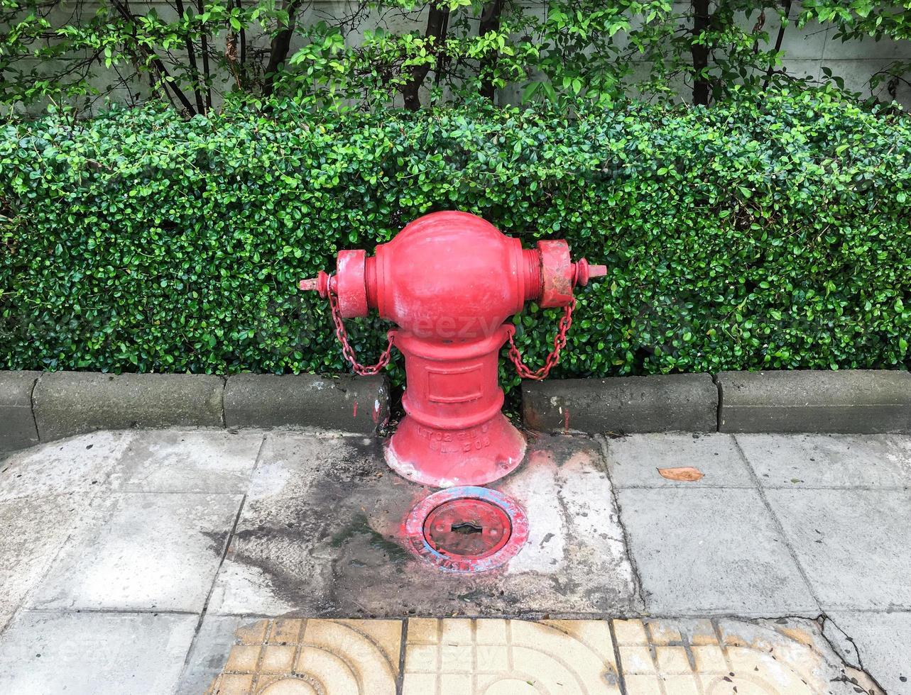 ancienne bouche d'incendie avec la grande vanne. photo