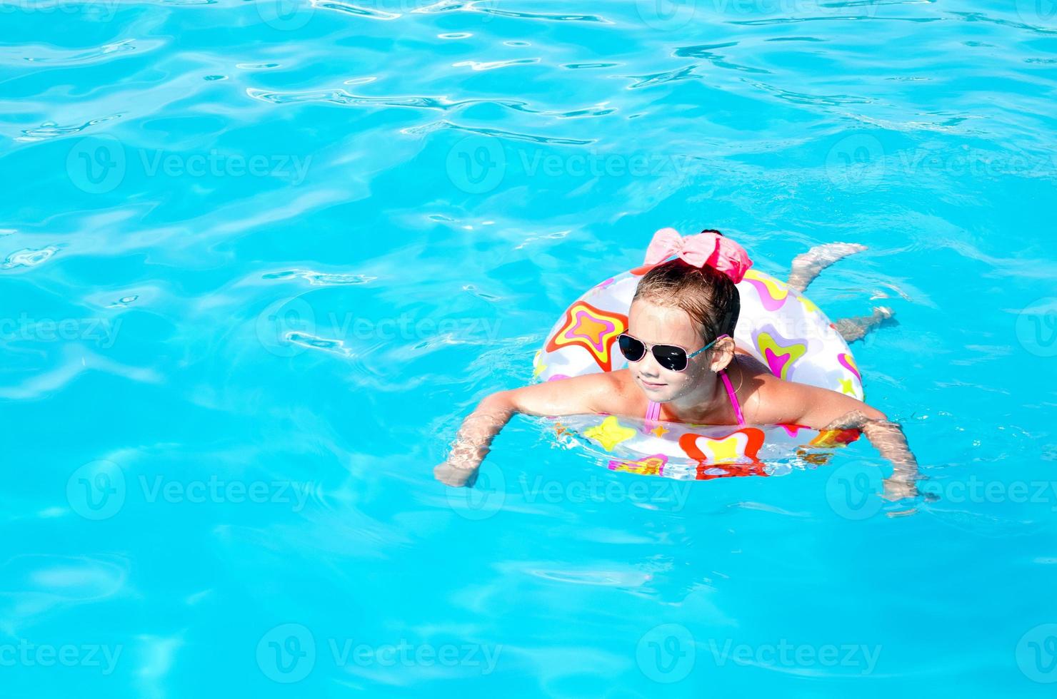 sourire, petite fille, dans, piscine photo