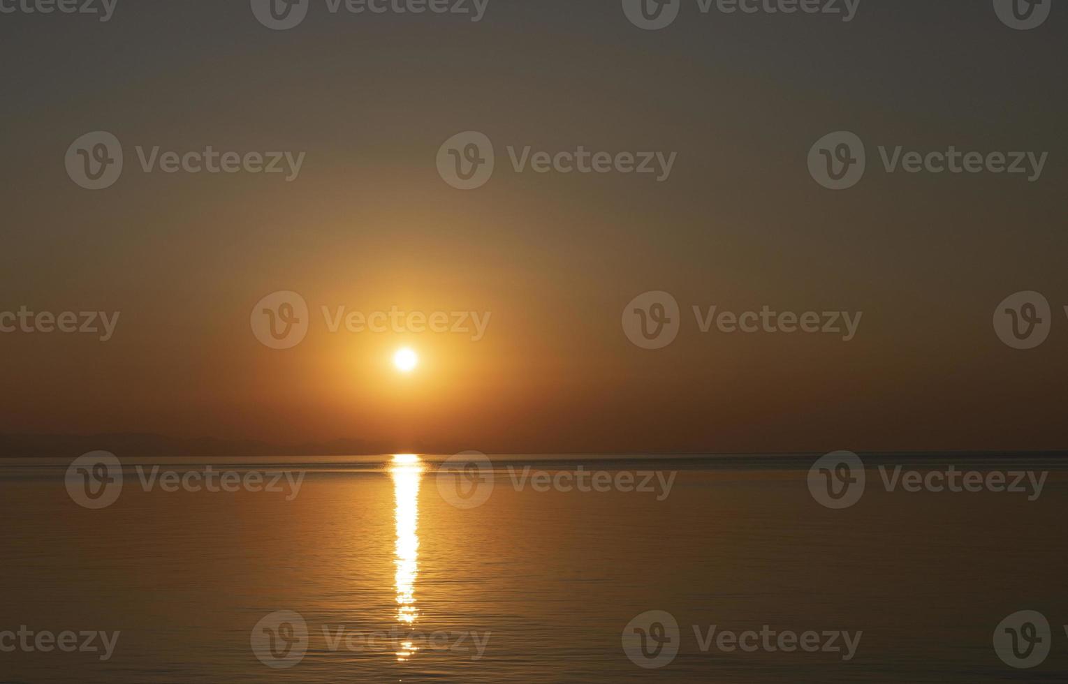 un beau lever de soleil coloré avec un chemin ensoleillé sur la mer. photo