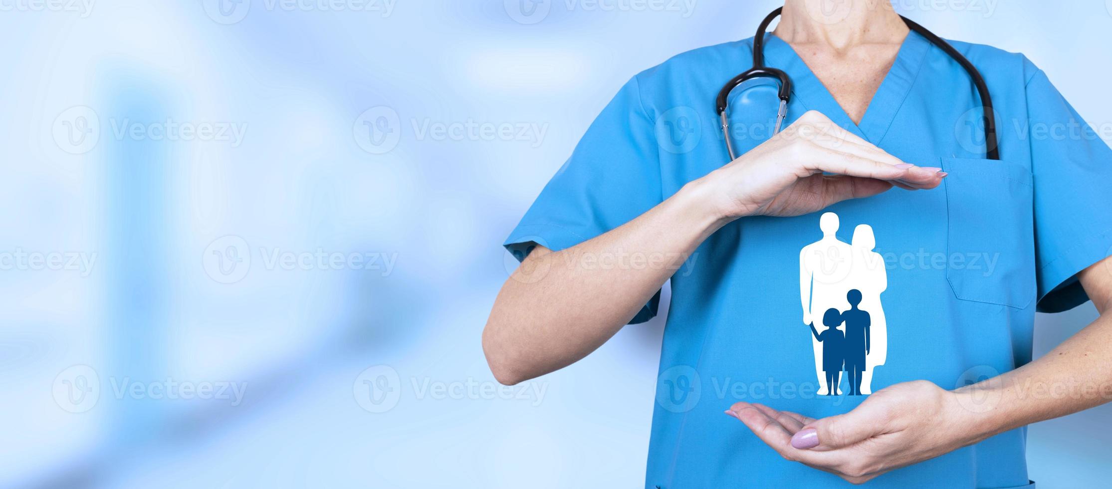 santé, vaccinations, assurance maladie, assurance-vie pour toute la famille. médecin en exercice avec geste de protection de la main et symbole de la famille. espace de copie. photo