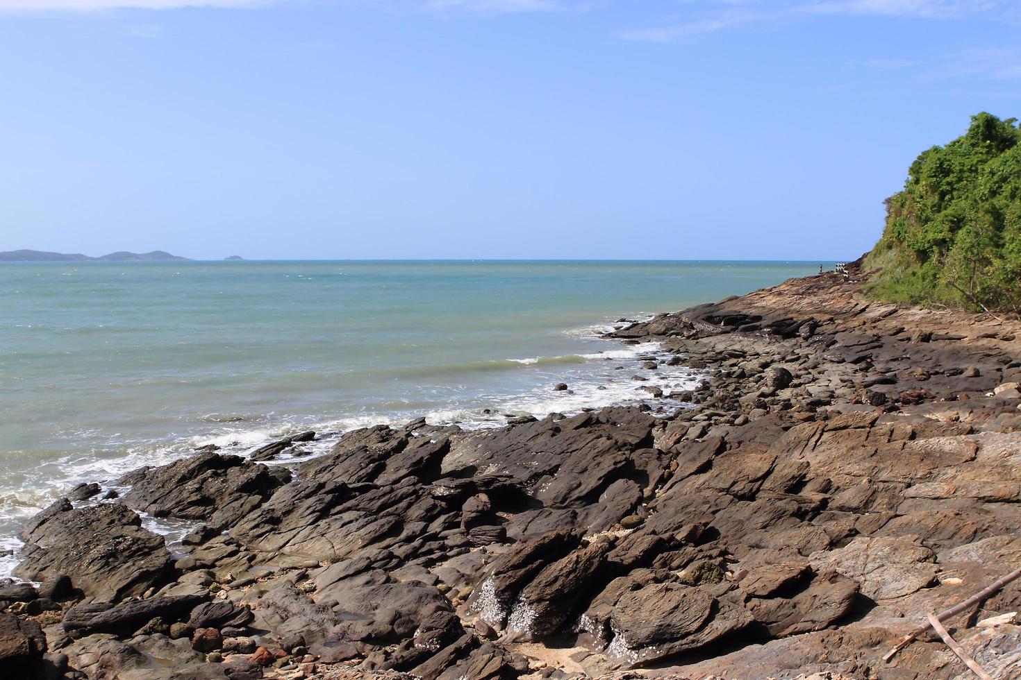 pierres sur la plage tropicale photo