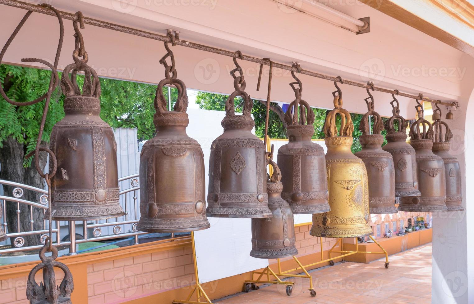 cloches dans un temple bouddhiste photo