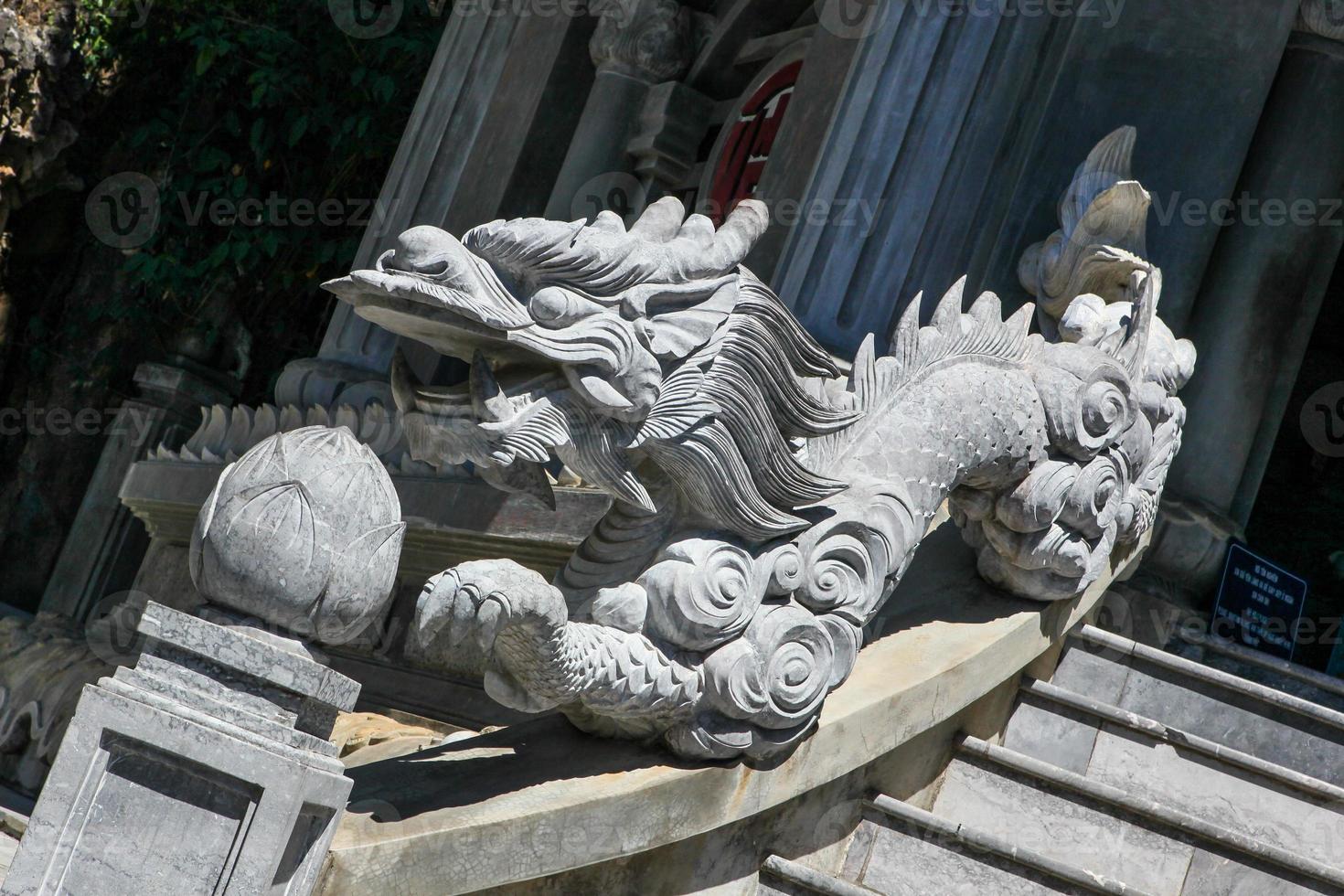 dragon asiatique en pierre photo