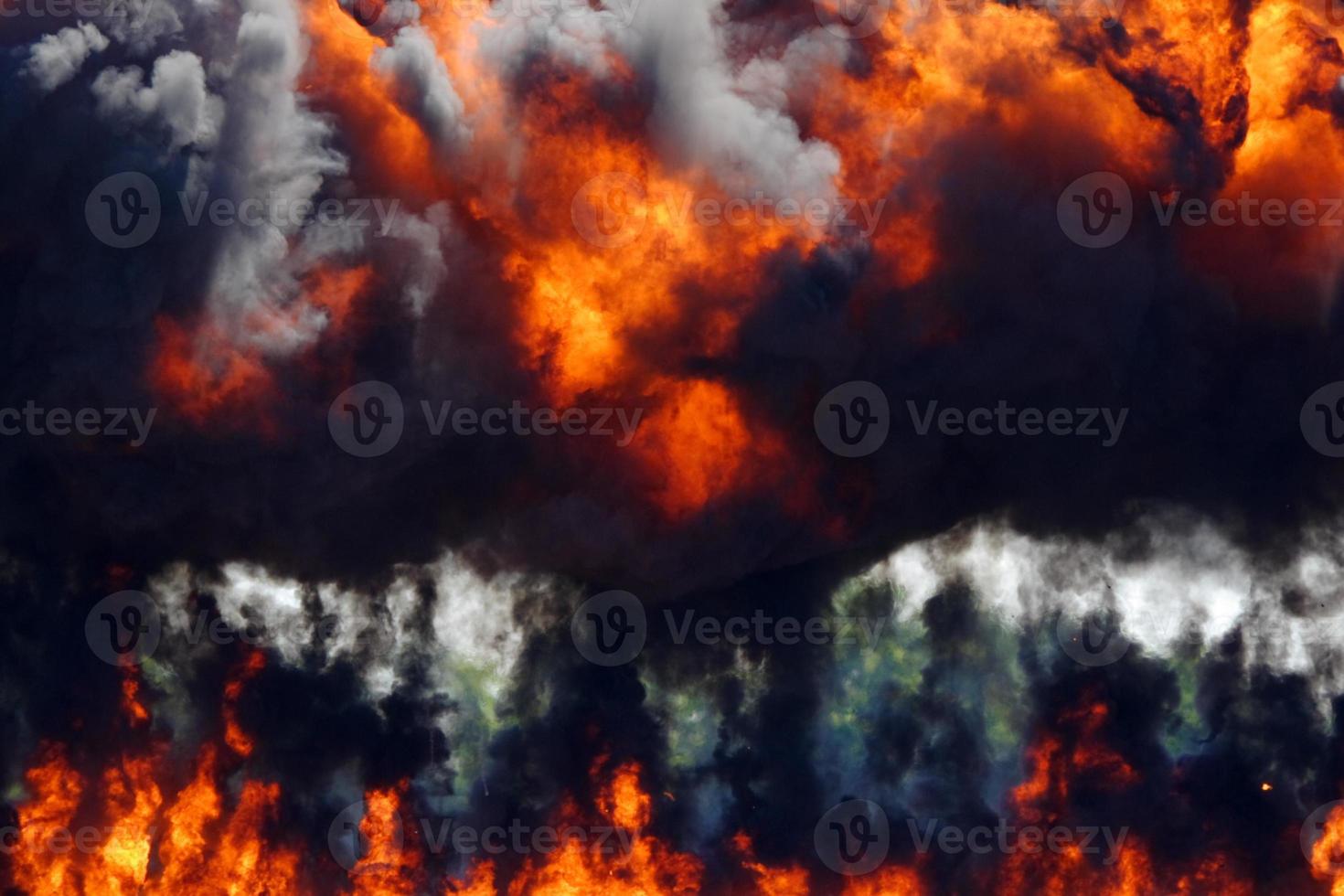 épaisse fumée noire s'élevant d'une explosion enflammée photo
