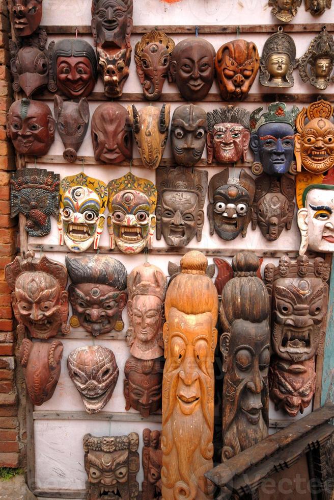 masques en bois en vente à kathmandu. photo