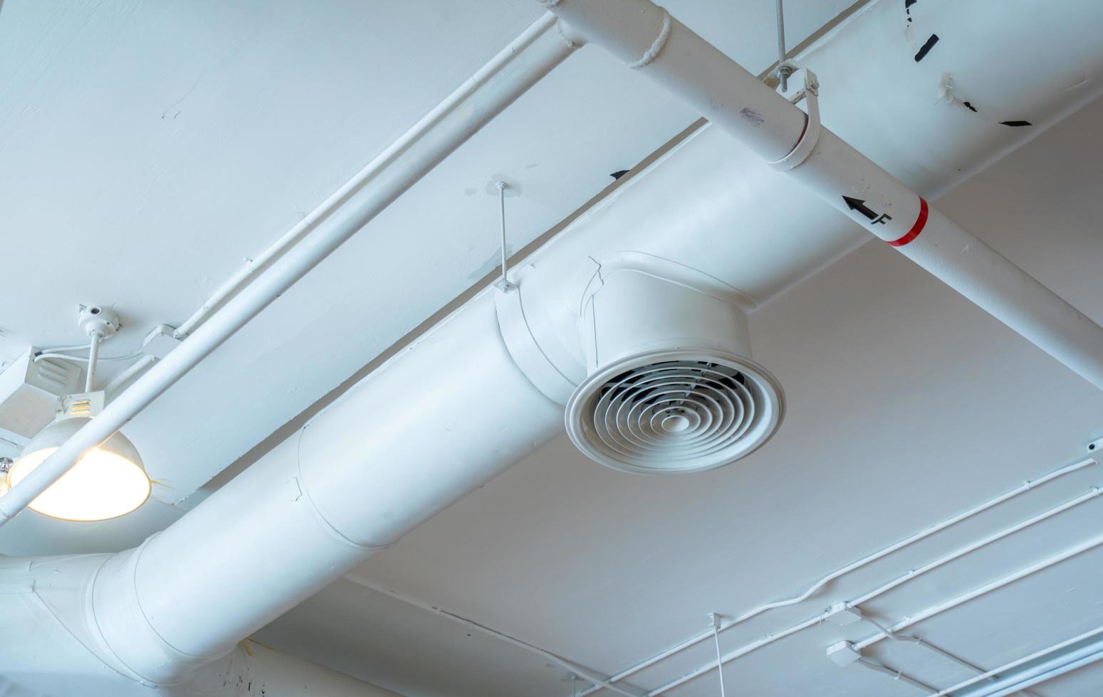 conduit d'air, câblage et plomberie dans le centre commercial. tuyau de climatiseur, tuyau de câblage et système de tuyauterie de plomberie. concept d'intérieur de bâtiment. photo