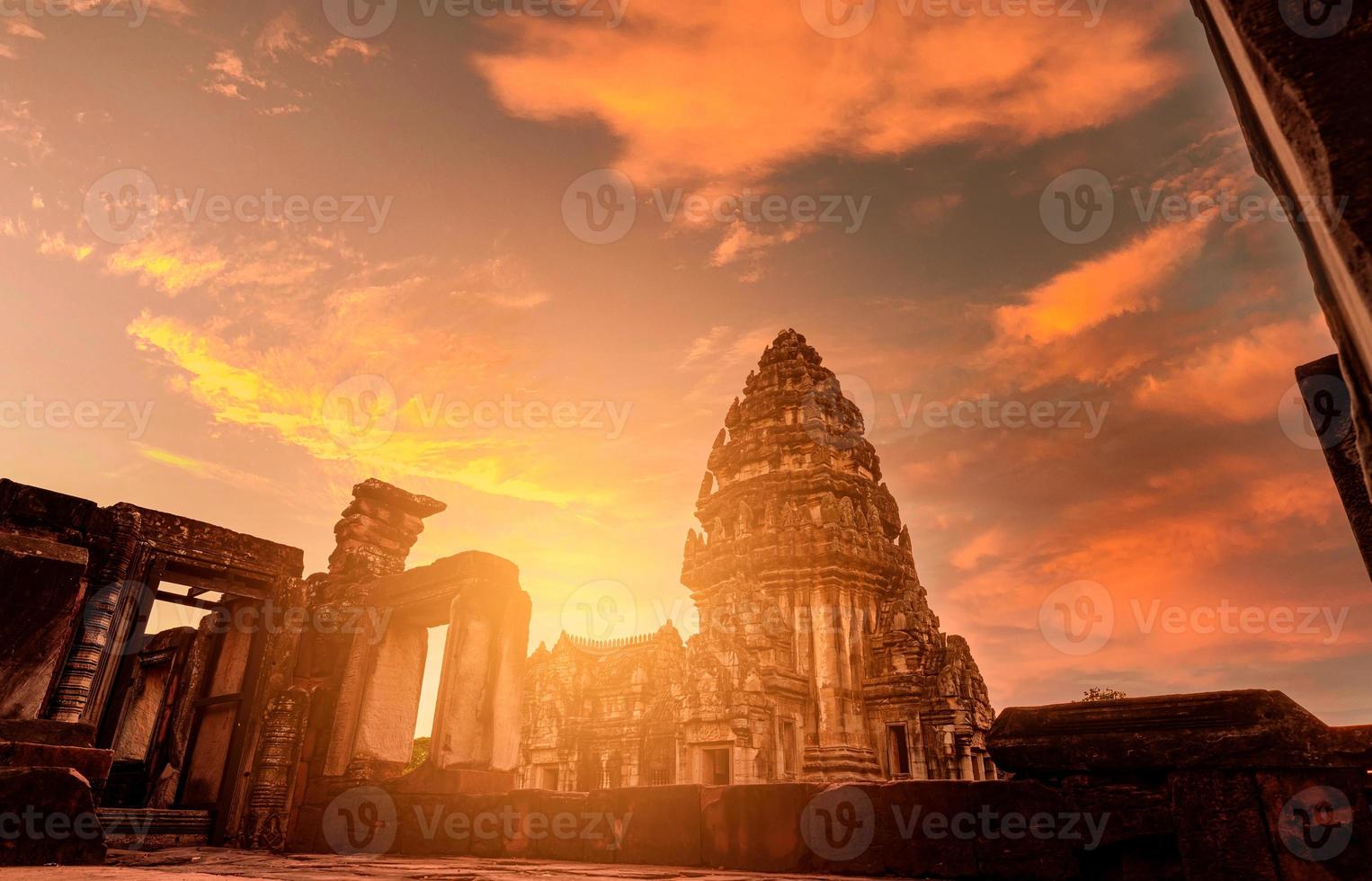 mise au point sélective sur le parc historique de phimai avec ciel coucher de soleil. point de repère de nakhon ratchasima, thaïlande. Destinations de voyage. le site historique est ancien. bâtiment ancien. architecture classique du temple khmer photo