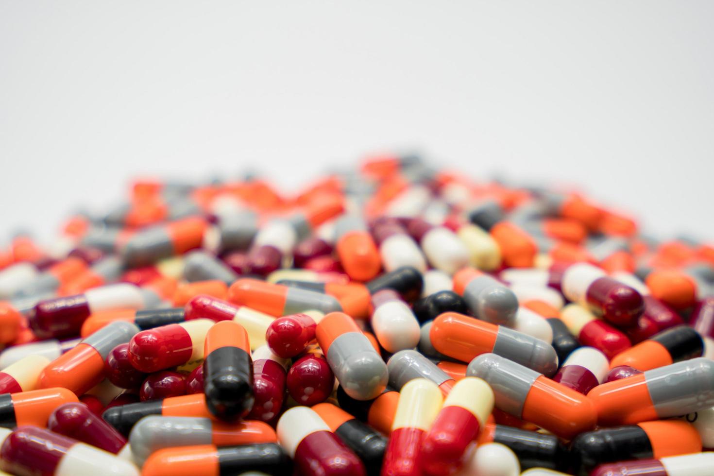 tas de pilules colorées de capsule antibiotique. industrie pharmaceutique. production de drogue. fond de pharmacie de pharmacie. soins de santé mondiaux. interaction médicamenteuse. concept de résistance aux antibiotiques. photo