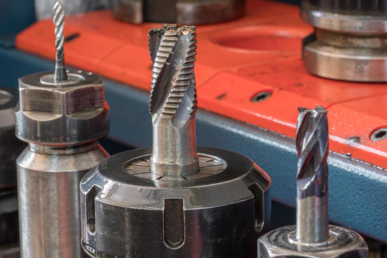 fraiseuse cnc avec carbure de fraise métallique en usine de fabrication  industrielle. outils de coupe professionnels. technologie de coupe des  métaux. atelier de tour de l'industrie automobile pour les pièces  automobiles. 7789377