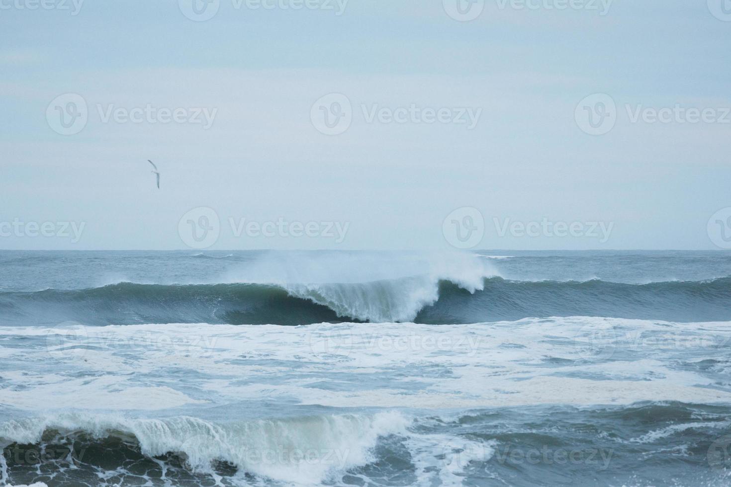 vagues de l'océan au crépuscule photo