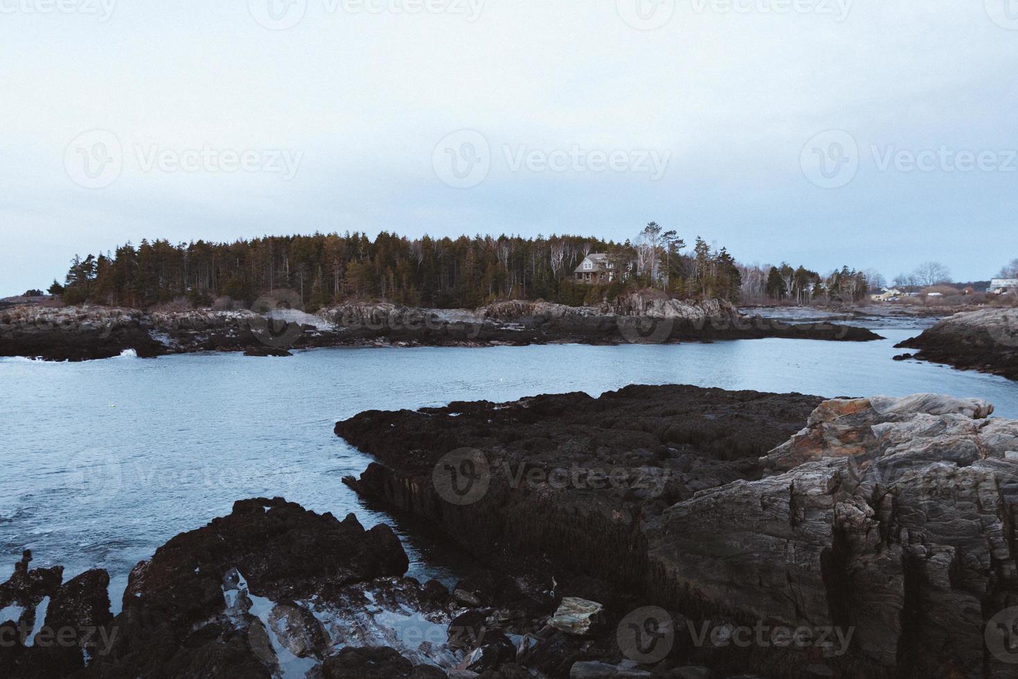 côte rocheuse au crépuscule photo