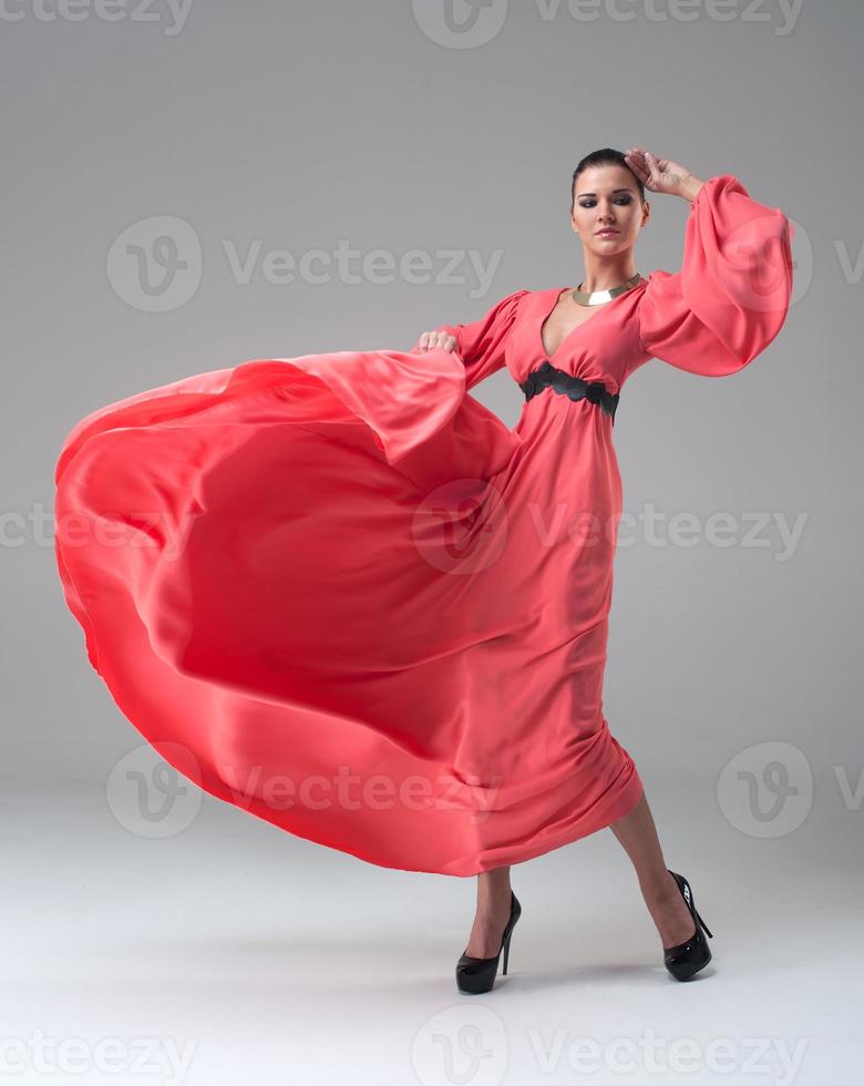 fille dans une longue robe rouge danse photo