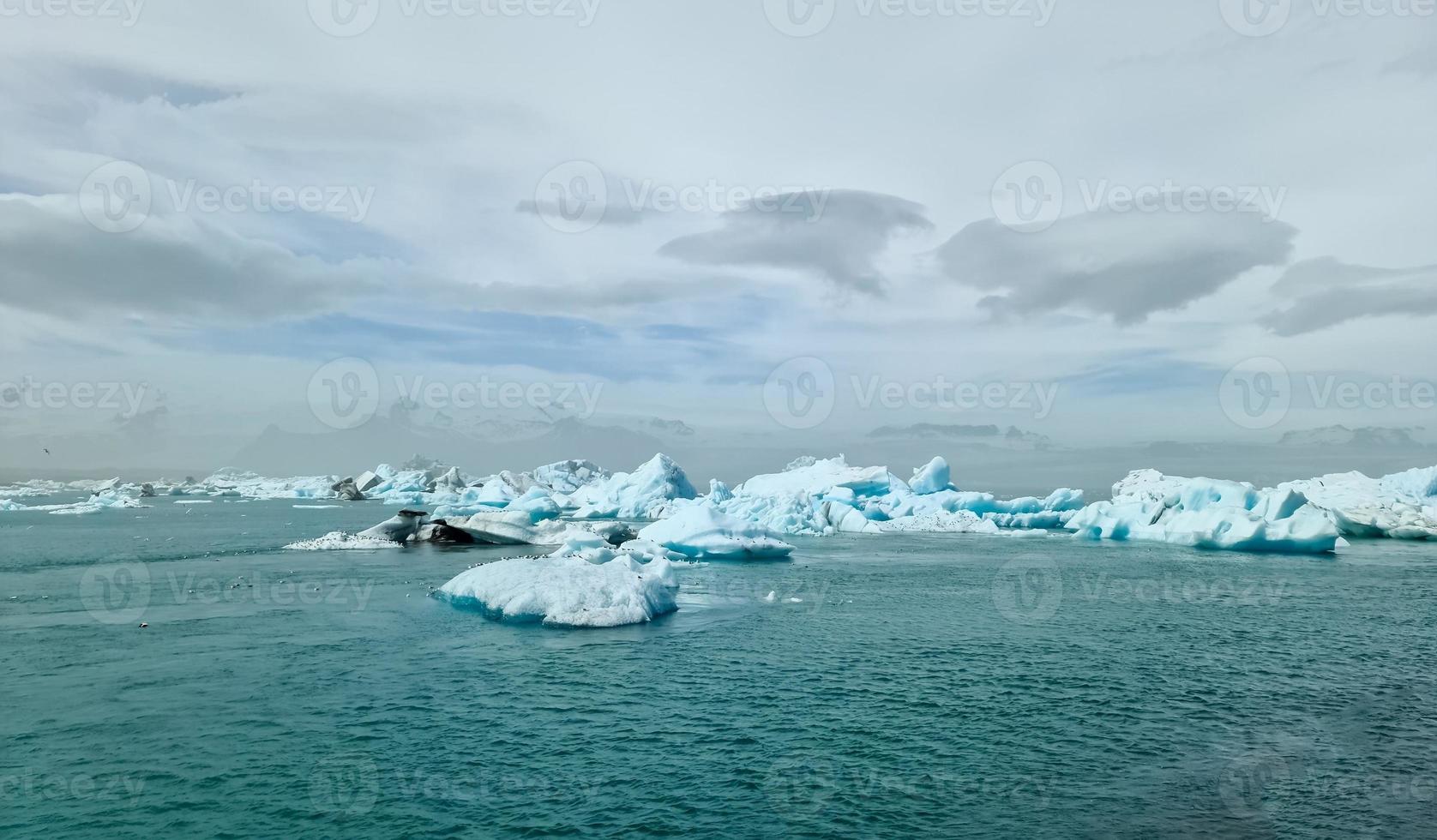 islande, lagon de jokulsarlon, icebergs turquoises flottant dans le lagon glaciaire en islande. photo