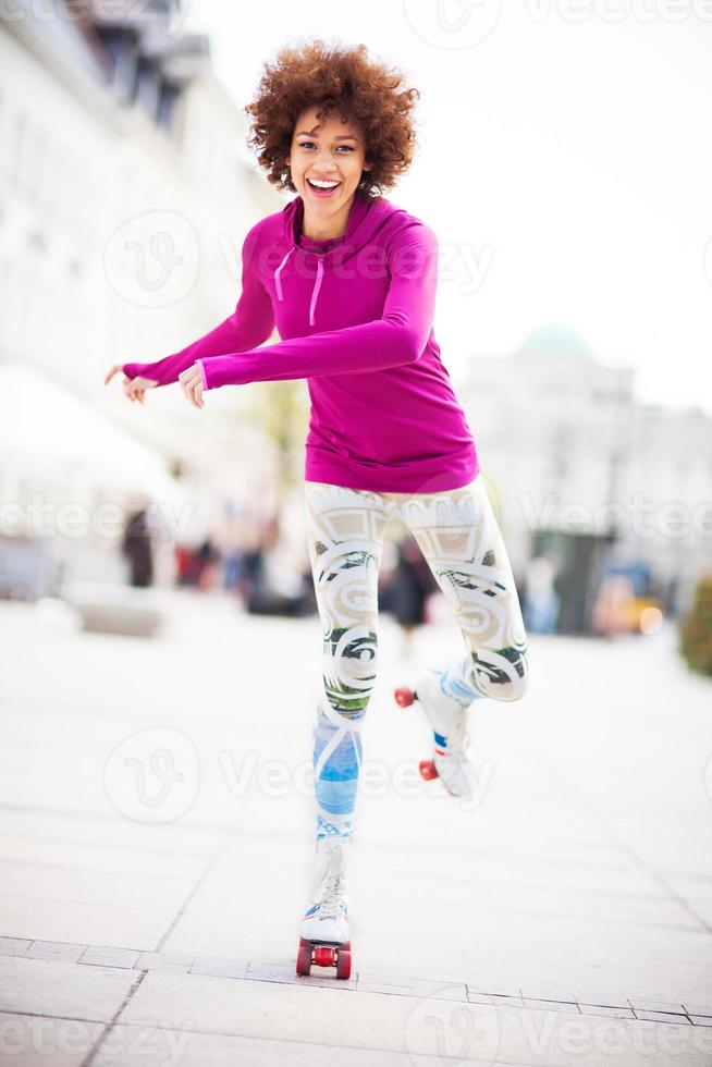 jeune femme, patinage à roulettes photo