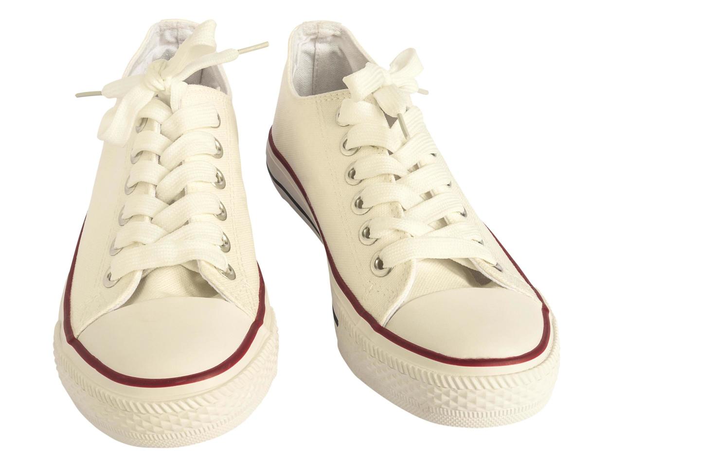 Belle chaussure de mode baskets blanches pour femme isolée sur blanc avec un tracé de détourage photo