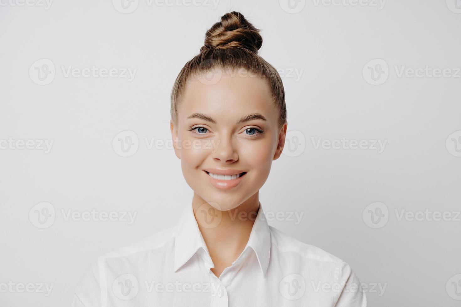 souriante travailleuse officielle en chemise blanche photo