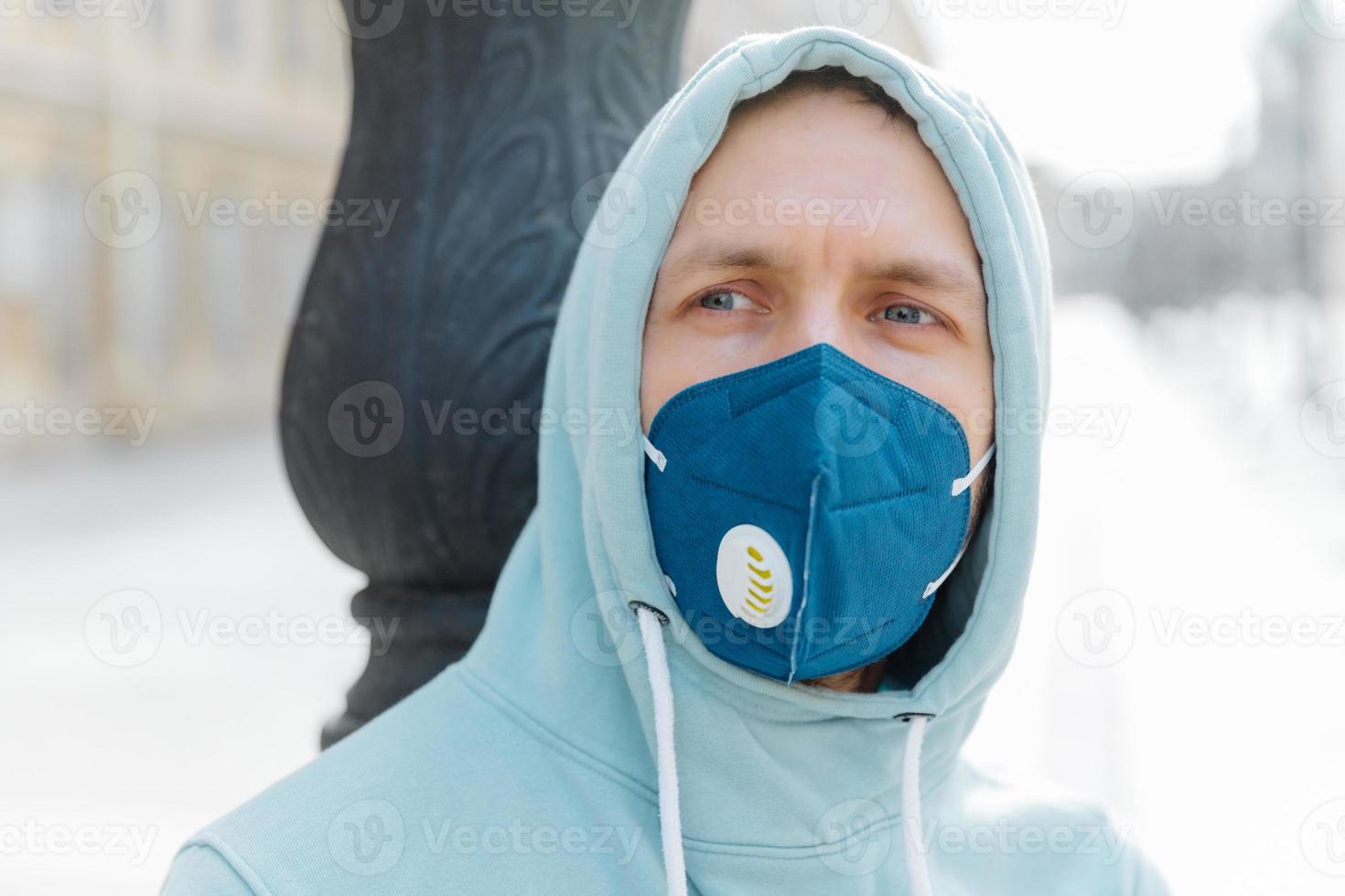 Homme En Vêtements D'hiver Dans La Rue Avec Un Masque Médical. Homme En  Gros Plan Dans Un Respirateur Pour Se Protéger Contre L'infection Par Le  Virus De La Grippe Ou Le Coronavirus.