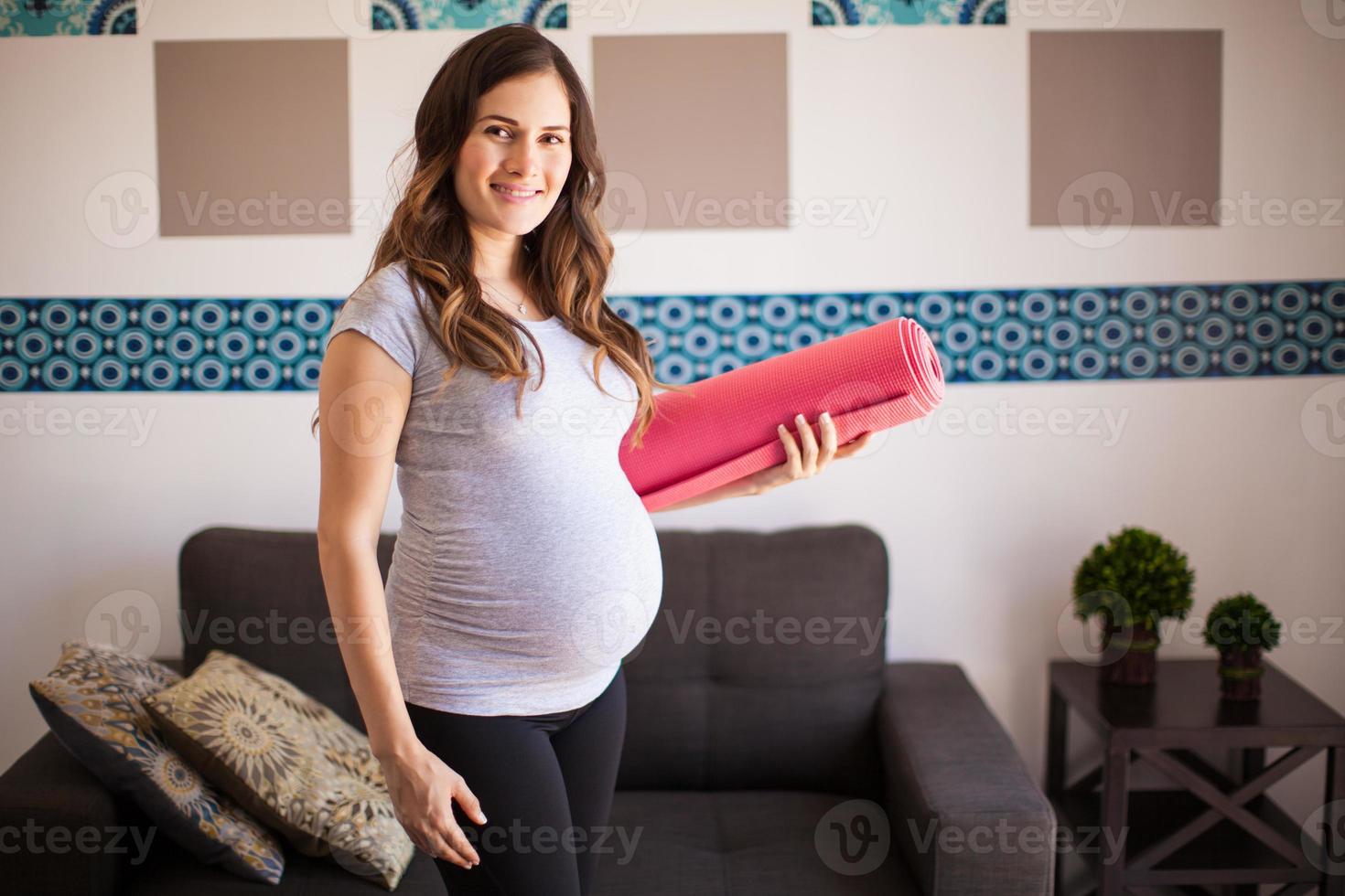 femme enceinte en tenue sportive photo